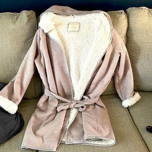 Cozy hooded Anthropologie robe with pockets!